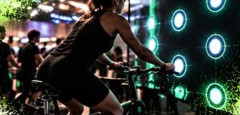 Participante en bicicleta frente a un muro de luces interactivas durante una activación en vivo