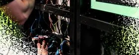 Integración de cables, sensores y pantalla en la estructura de una experiencia interactiva