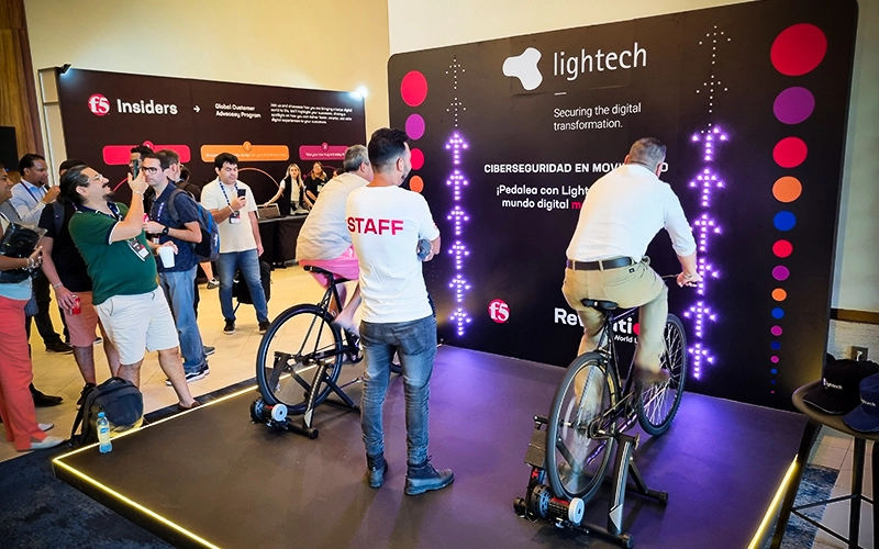 Personas pedaleando junto a una estructura de luces LED en una activación de Levi’s